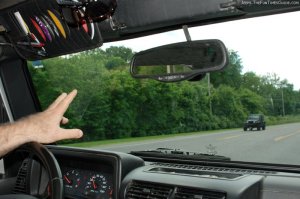 jeep-driver-waving-to-jeep-wrangler.jpg